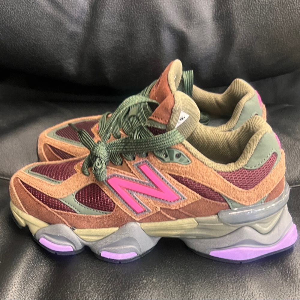 (NEW) Women’s New Balance 9060 Rich Oak Burgundy